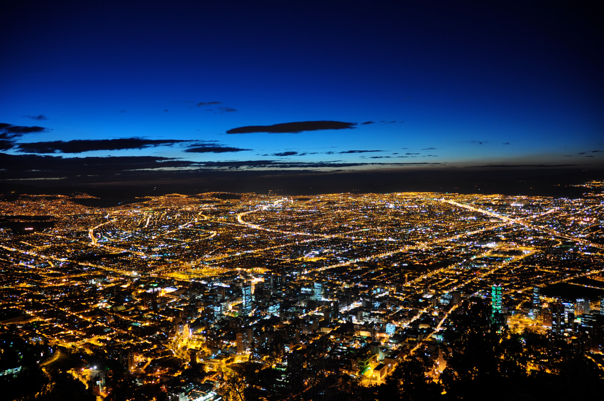Bogotá de noche en blanco y negro